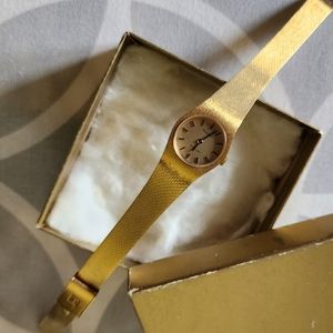 TISSOT watch. Vintage. With adjustable wristband. Gold color.